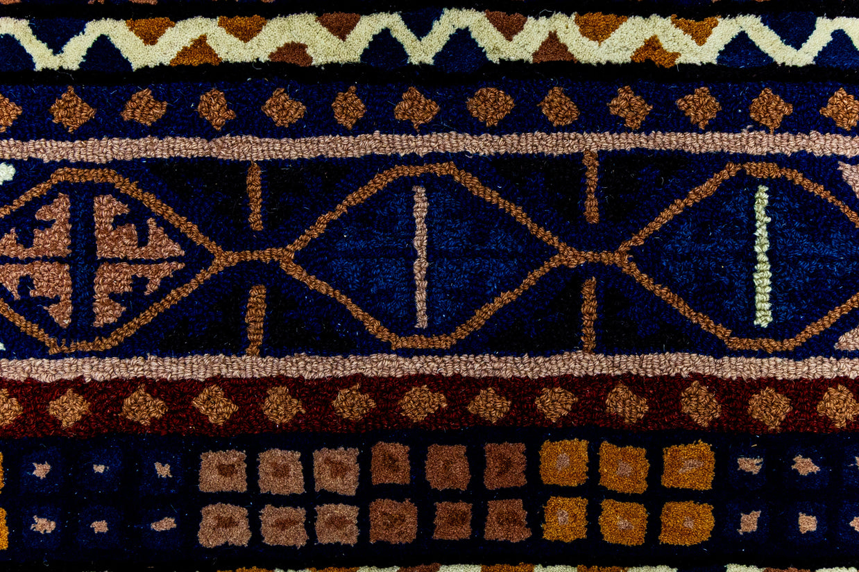 Detail Shot of Fusion Weave Hand-Tufted on Durrie woolen rug for bed rooms, offices, and dining spaces with all over geometric lattice