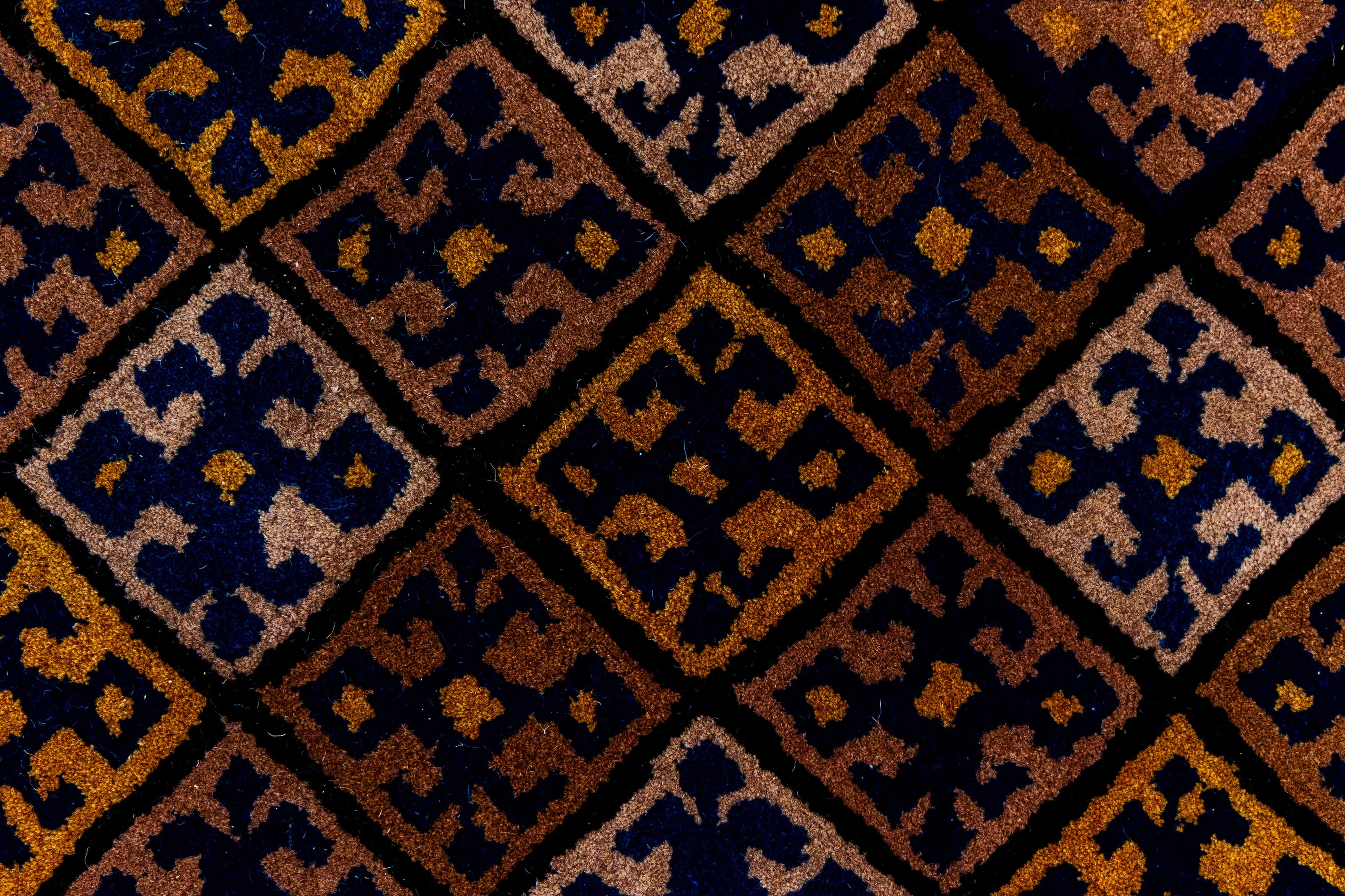 Detail Shot of Fusion Weave Hand-Tufted on Durrie woolen rug for bed rooms, offices, and dining spaces with all over geometric lattice