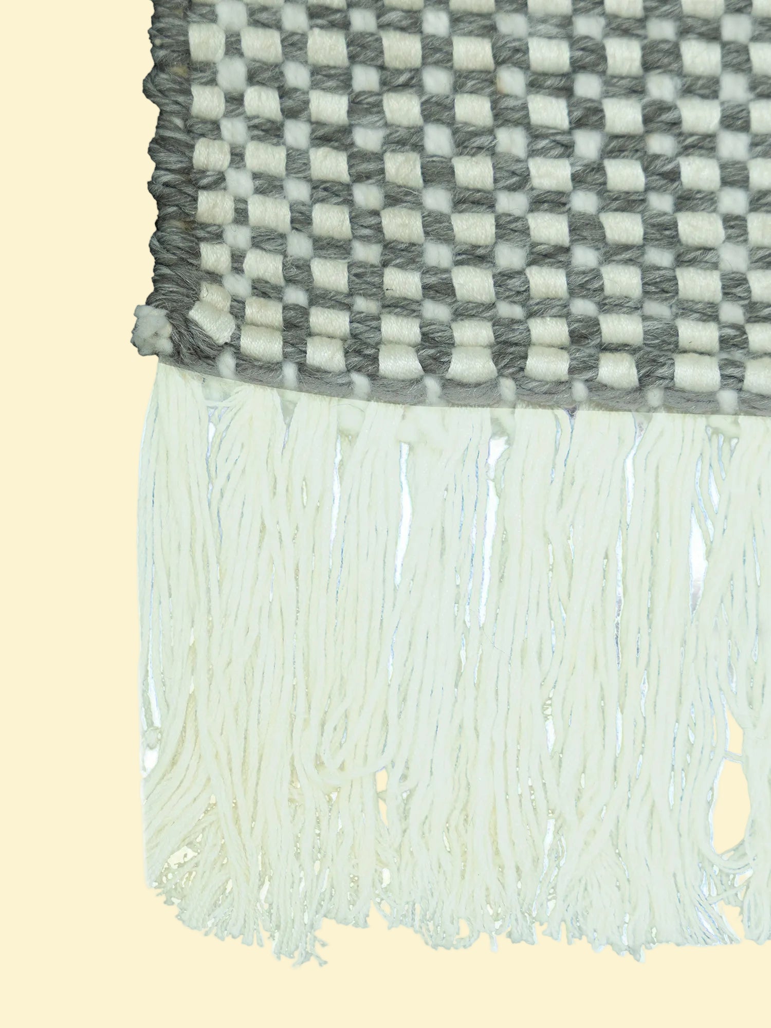 Handmade Outdoor Pitloom PET Yarn Rug Textile with checkered pattern and white fringes
