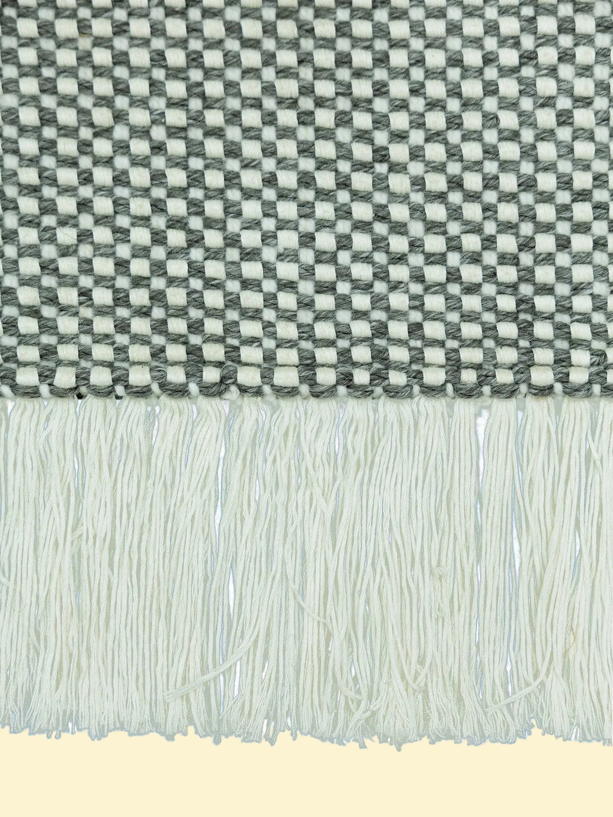 Handmade Outdoor Pitloom PET Yarn Rug Textile with checkered pattern and white fringes
