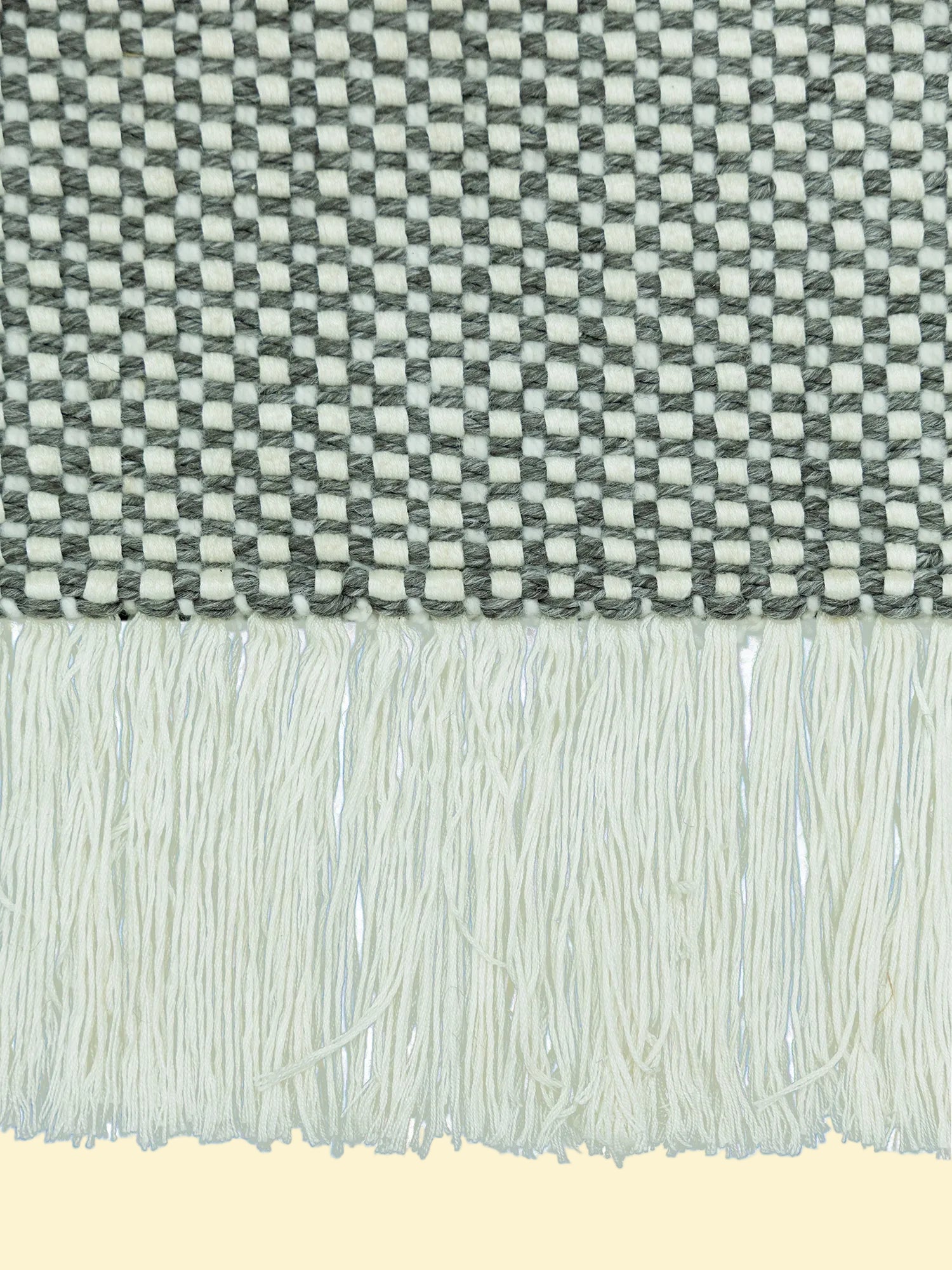Handmade Outdoor Pitloom PET Yarn Rug Textile with checkered pattern and white fringes