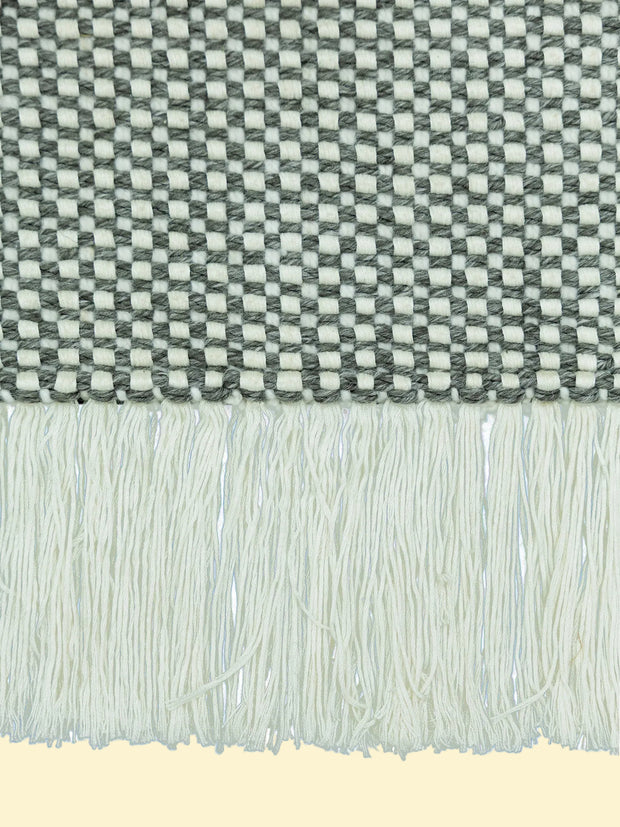 Handmade Outdoor Pitloom PET Yarn Rug Textile with checkered pattern and white fringes